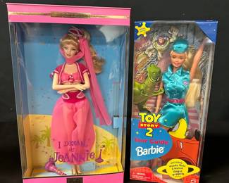Vintage Barbies – 2000 I Dream of Jeannie & 1999 Toy Story 2 Tour Guide (Never Opened)
Set of two never-opened vintage Barbies, both from late-1990s collector lines.

• 2000 I Dream of Jeannie Barbie – Collector Edition celebrating the classic TV series. Box has minor creasing & the bottle accessory tie has come loose (moves freely inside). Excellent overall condition.
• 1999 Toy Story 2 Tour Guide Barbie – Includes Woody, Buzz & Hamm finger puppets as pictured. Box shows light creasing & edge wear. Great overall condition.