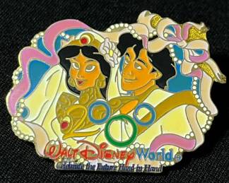 Disney Aladdin & Jasmine Wedding Pin – Limited Edition of 5,000 (Year 2000)
Romantic Disney Limited Edition enamel pin featuring Aladdin & Princess Jasmine on their wedding day, part of Disney’s Millennium 2000 release. Beautifully detailed design with soft enamel colors, gold-tone finish, & classic Disney elegance.

• Limited Edition of 5,000
• Stamped 2000 on back
• Gold-tone metal backing with standard Mickey-head clasp
• Please see pictures for measurements & condition
