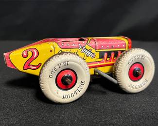 Vintage 1939–1941 Louis Marx “Midget Special No. 2” Wind-Up Racer
This vibrant Louis Marx Midget Special #2 tin wind-up race car captures the speed-loving spirit of the late 1930s. Decked out in bright red & yellow lithography with “2” graphics on each side, this toy was modeled after the real midget sprint racers popular on dirt tracks across America.• Stamped Marx Toys – New York, U.S.A.
• Early rubber “Balloon 15x500” tires with tread detail
• Original wind-up mechanism (untested for function)
• Lithographed details showing engine ports, side exhaust, & racing number
• Approx. 5½" L
• Light play wear, oxidation & scuffs consistent with prewar production