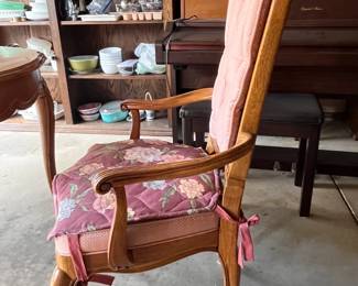 beautiful 67" table with 2 leafs and 4 chairs