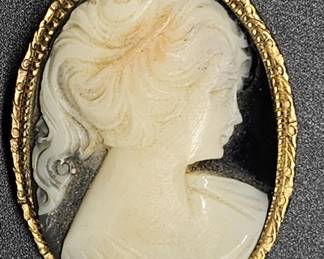 Vintage Carved Cameo Brooch