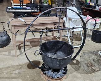 CAST IRON CAULDRON / KETTLE / POT