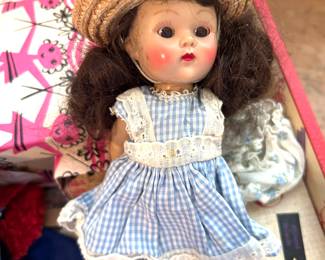 Vogue dolls with trunk and clothes