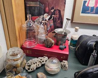 Several small items, rocks fossils