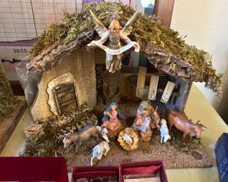 12” H Fontanini Stable with figures