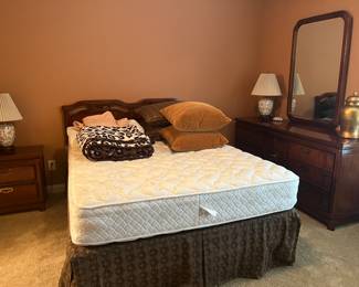 Queen Bed & Linens