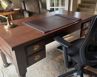 Custom made Desk by Ayr Cabinetry, Nappanee, IN