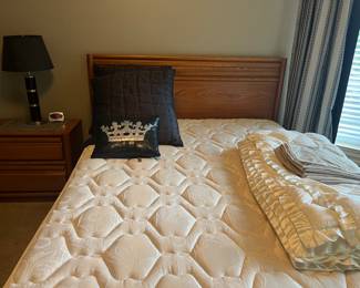 Queen Bed & Linens