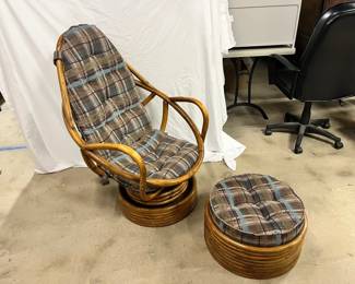 005 Rattan Swivel Lounge Chair with Matching Footrest