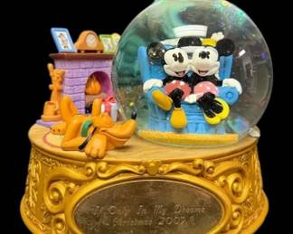 Disney Mickey Mouse Christmas 2009 Snowglobe