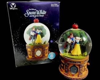Walt Disneys Snow White Snow Globe W Music
