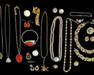 Pearlescent Gold Toned Costume Jewelry