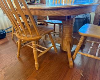 #17	A. America Oak dining table with 2 leaves, 4 chairs 60-96x42x30	 $150.00
