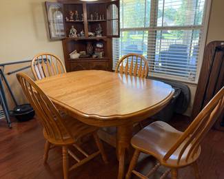 #17	A. America Oak dining table with 2 leaves, 4 chairs 60-96x42x30	 $150.00