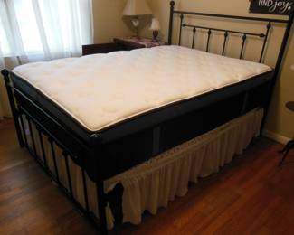 bed full size (2 years old)