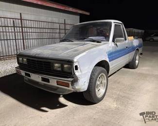 D01S7  1985 Nissan Truck
