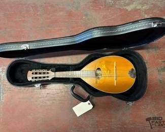 6148 Suzuki Mandolin with American Music Pro Hard Case