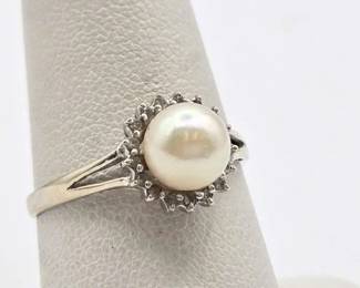 732 14k White Gold Diamond and Pearl Ring, 2.1g
