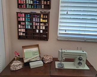 SEWING MACHINE WITH EXTRA PARTS. SEWING THREADS AND THEAD DISPLAY HOLDERS