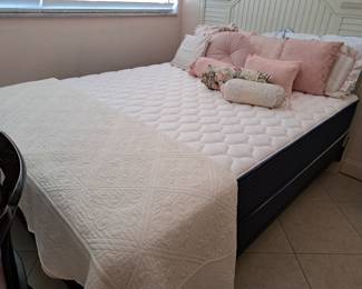 QUEEN MATTRESS SET, QUEEN COASTAL STYLE HEADBOARD, FRAME, DECORATIVE AND BED PILLOWS, QUILT