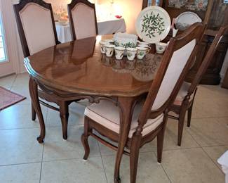 AMERICAN HERITAGE DINING TABLE WITH 2 EXTRA INSERTS, HOT PADS AND 6 CHAIRS - VERY NICE