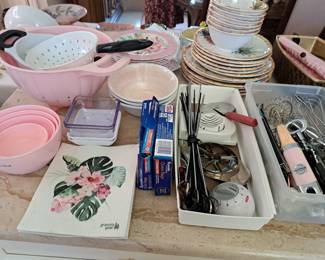 BOWLS, BAGS, SET OF DISHES