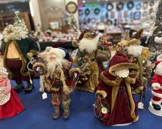 LOTS OF SANTAS