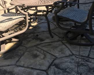 TROPITONE ROUND TABLE WITH FOUR SWIVEL CHAIRS