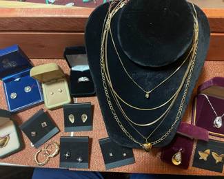 BEAUTIFUL DIAMOND AND GOLD JEWELRY