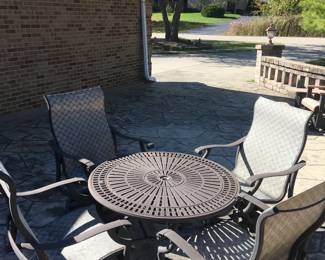 TROPITONE ROUND TABLE WITH FOUR SWIVEL CHAIRS