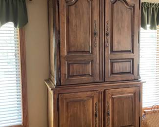 ELEGANT SOUTHERN LIVING ARMOIRE/ENTERTAINMENT CENTER