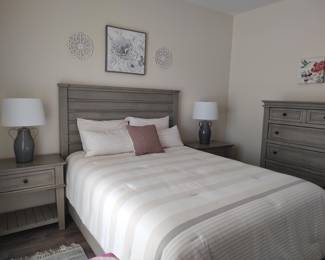 Queen bedroom set (includes headboard/rails, chest of drawers, 2 nightstands), 2 lamps, 2 rugs, wall decor