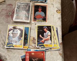 Assorted baseball cards