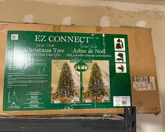 Christmas Tree 7.5’ Pre-lit