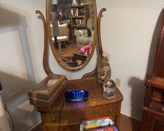 Beautiful oak antique mirror dresser