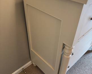 Chest farm style painted, 4 drawers 43" wide, 44" tall, 23" deep
This is a side view