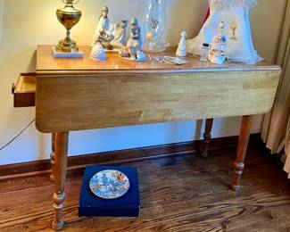 Vtg. Drop leaf table w/pullout drawer on each end