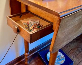 Vtg. Drop leaf table w/pullout drawer on each end