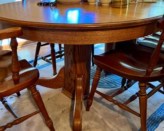 Oak Dining/Kitchen table w/6 chairs, 5 Leaves and pads