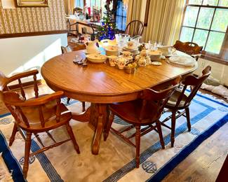 Oak Dining/Kitchen table w/6 chairs, 5 Leaves and pads