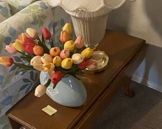 Drop-leaf side table
Lamp
Vase