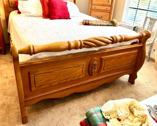 Arbek 4 pc bedroom set - Queen bed, nightstand, dresser, and wardrobe