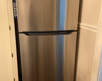 1 Yr old Frigidaire frig with ice maker