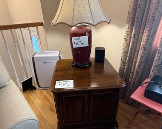 SIDE TABLE & LAMP