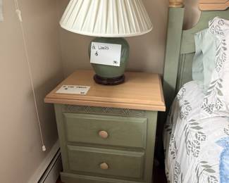 PAIR OF NIGHTSTANDS & LAMPS