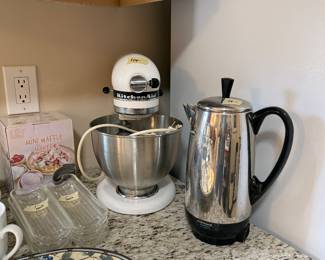 KITCHEN AID 5 QUART STAND MIXER