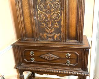 Northern Furn. Co. Oak English Tudor China Hutch