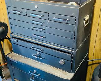 Metal tool cabinet