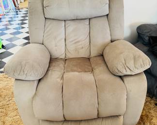 Lift chair in great shape/works