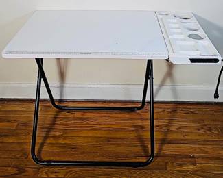 Foldable craft table